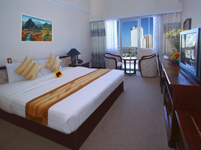 khach-san-3-sao-gia-tot-o-nha-trang-view-thanh-pho-xinh-dep-tu-phong-khach-san