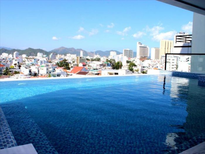 khach-san-3-sao-gia-tot-o-nha-trang-be-boi-ngoai-troi-view-sieu-dep-cua-khach-san