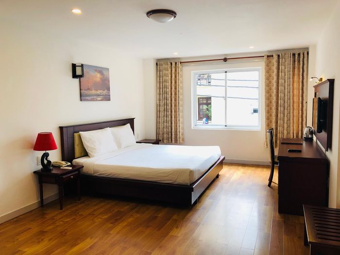 khach-san-3-sao-gia-tot-o-nha-trang-phong-khach-san-sunny-hotel-nha-trang-gon-gang-toi-gian-sang-trong
