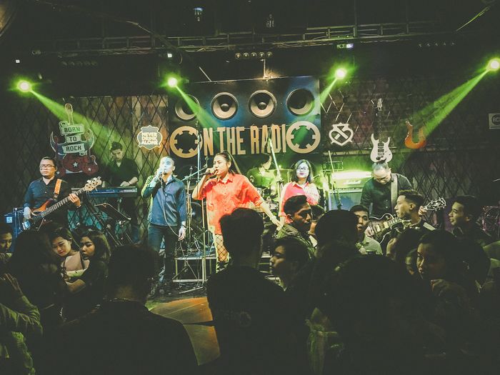 quan-bar-da-nang-chat-choi-on-the-radio-bar