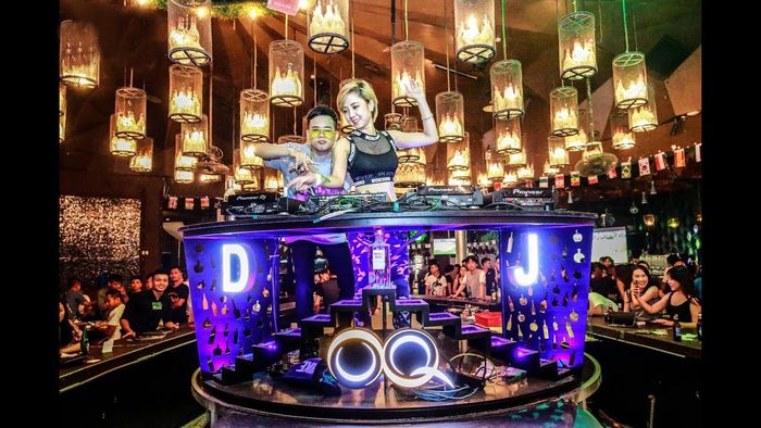 quan-bar-da-nang-oq-lounge-pub-dnd-lung-linh-soi-dong