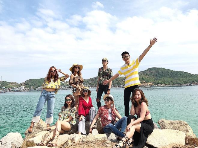Đi nhóm đông người du khách có thể tham khảo tour khách đoàn của Bazan Travel