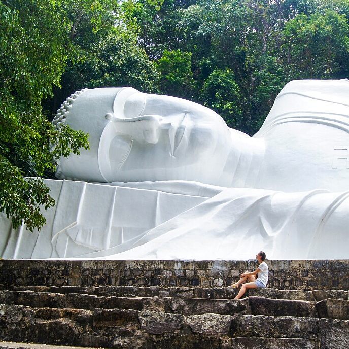Tượng phật nằm trên núi