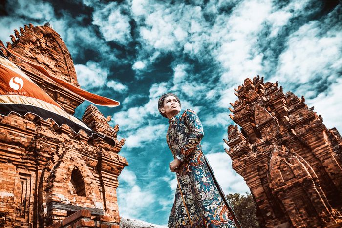 Ngọn tháp cổ kính và huyền bí