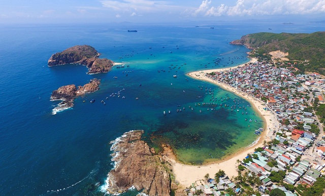 Bãi biển vầng trăng khuyết đẹp tuyệt ở Quy Nhơn
