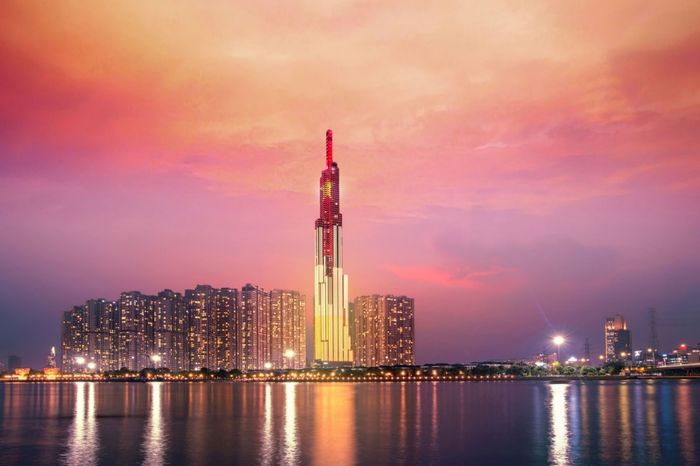 Landmark 81 tầng sáng rực trong đêm Sài Gòn