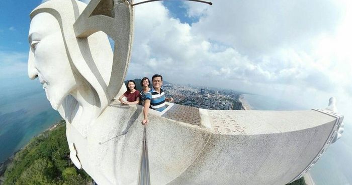 Du khách check-in tại tượng chúa Jesu Vũng Tàu