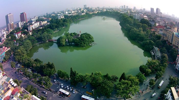 Hồ Hoàn Kiếm thường được chọn làm nơi bắn pháo hoa trong các sự kiện trọng đại của cả nước
