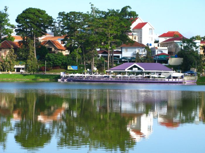Cảnh hồ lãng mạn, thơ mộng