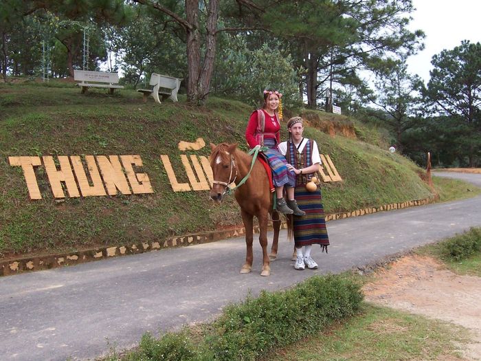 Du khách tham quan thung lũng Tình Yêu