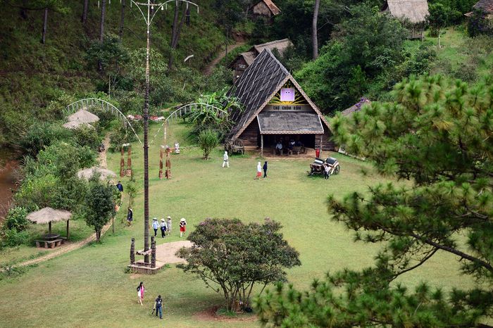 Cảnh yên bình ở Làng Cù Lần