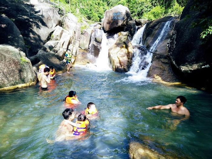 Tắm mát ở khu du lịch Suối Đá Vũng Tàu