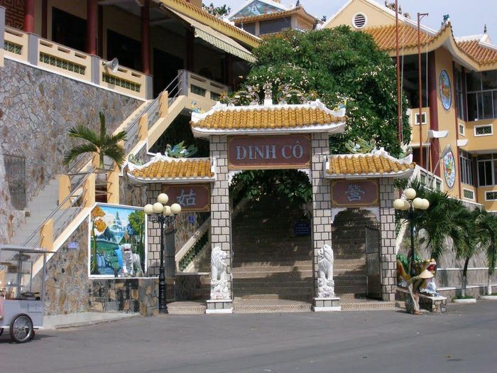 Đền Dinh Cô cổ kính