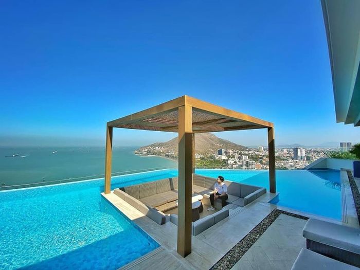 Thưởng thức cà phê ngắm cảnh biển từ Fusion Suites