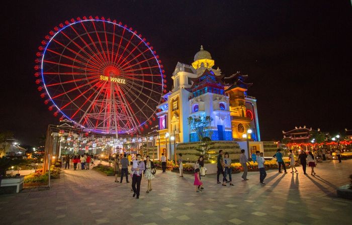 Vòng đu quay khổng lồ Sun Wheel tại công viên châu Á Đà Nẵng