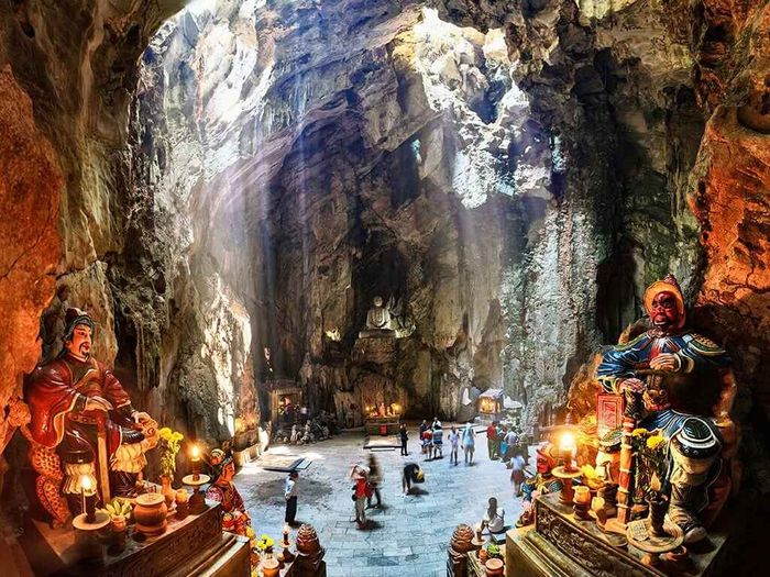 Khung cảnh kỳ vĩ bên trong động Huyền Không