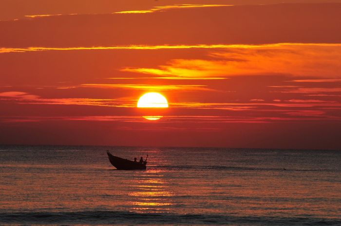 Bãi biển Xuân Thiều còn được gọi là Biển Đỏ vì cảnh hoàng hôn đỏ quyến rũ này