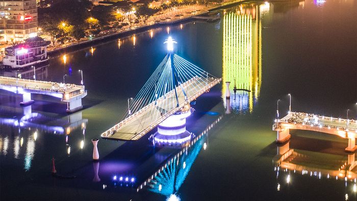Cầu quay Đà Nẵng có thể quay 90 độ theo trục chính để mở đường cho tàu bè qua lại.