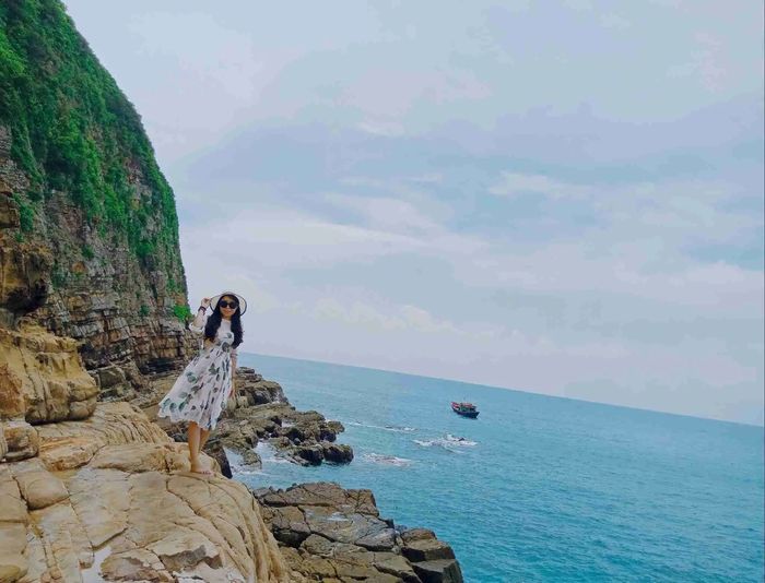 Bạn trẻ check-in tại bãi đá Cầu Mỵ - Tô Cô