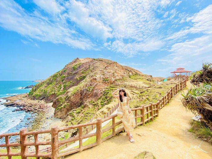 Bạn trẻ check-in tại bãi tắm Kỳ Co