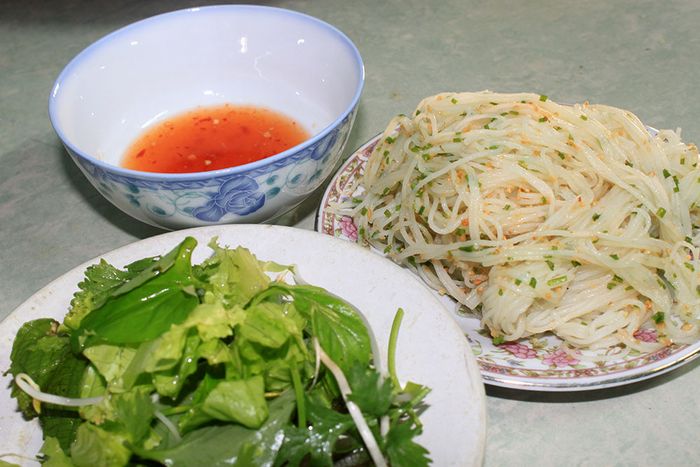 Bánh dây Bồng Sơn cũng là một món ăn dân dã, độc đáo