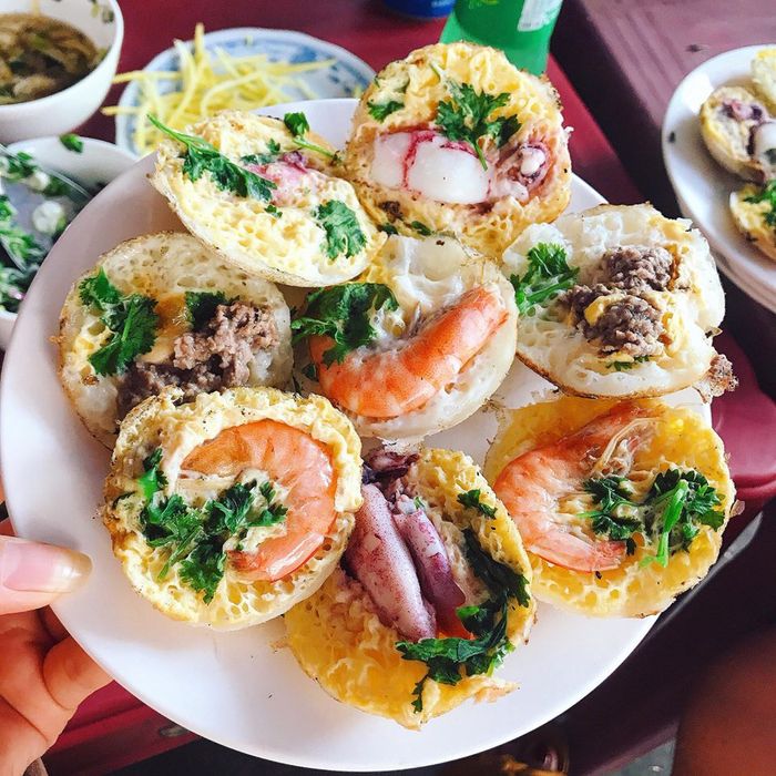 Bánh căn Nha Trang nhân tôm mực dày dặn