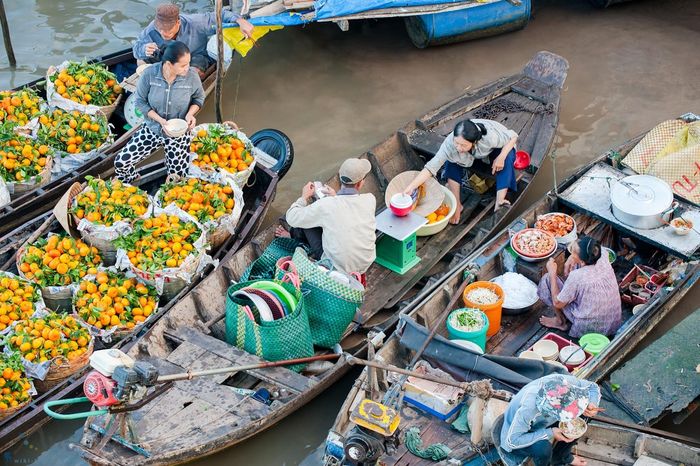 Khu chợ với nhiều xuồng chất đầy hàng hóa