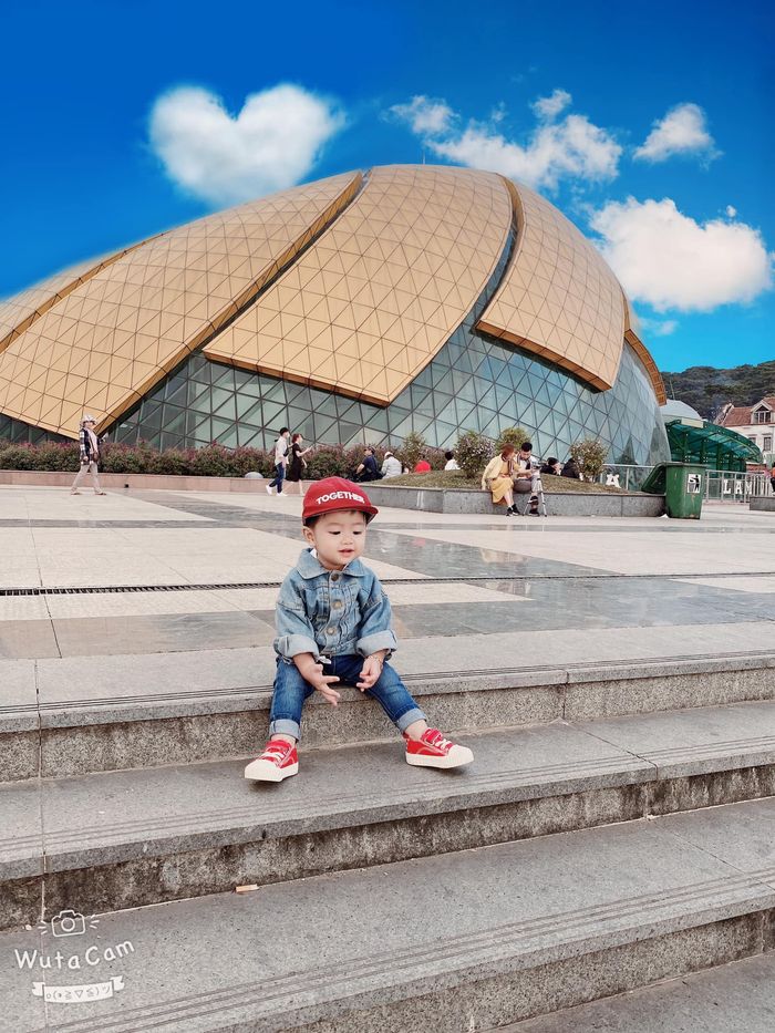 Bé check-in ở quảng trường Lâm Viên