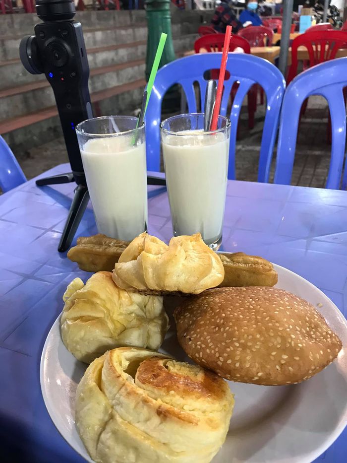 Sữa đậu nành và bánh ngọt