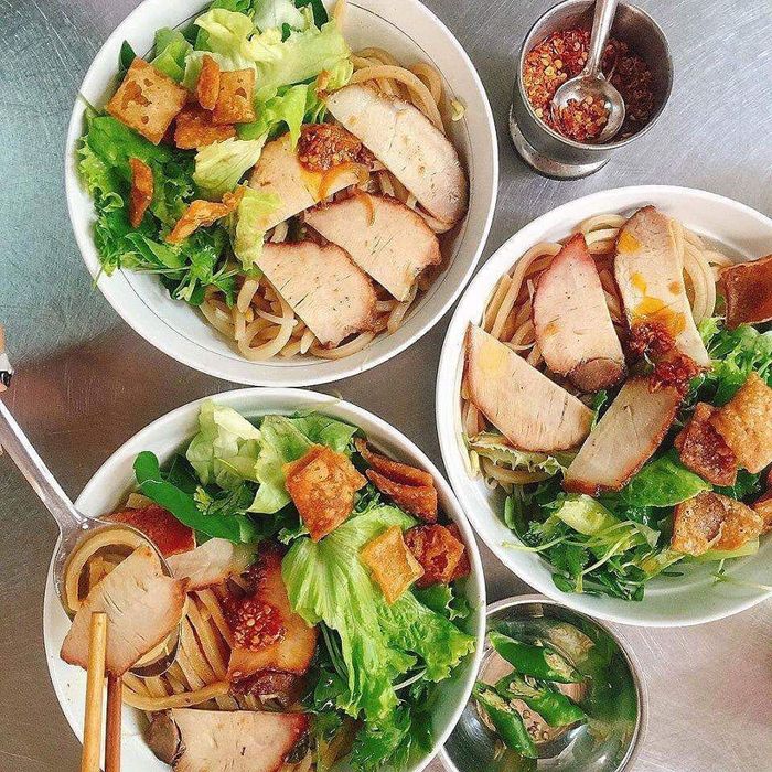cao-lau-hoi-an-quan-thanh-1