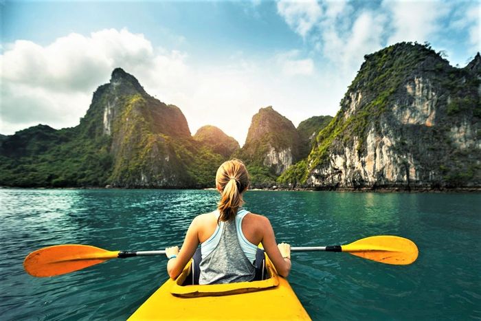 Chèo thuyền check-in trên vịnh Hạ Long