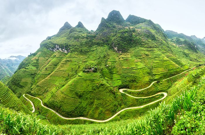 Hà Giang là những cung đường đèo quanh co đầy thách thức