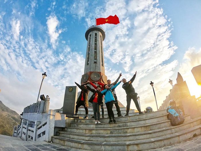 Check-in trên cột cờ Lũng Cú
