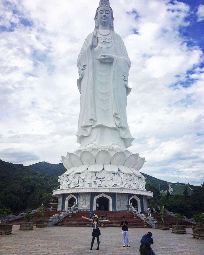 Tượng Quan Âm chùa Linh Ứng