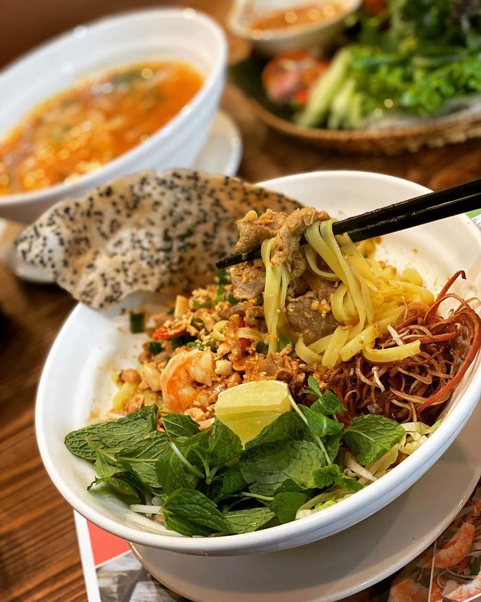 Thời tiết Đà Nẵng tháng 2 thưởng thức mỳ quảng