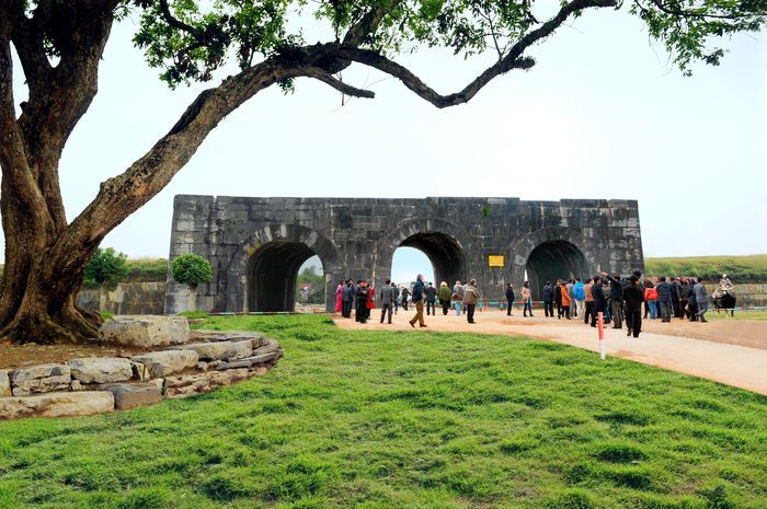 Khu di tích thành nhà Hồ