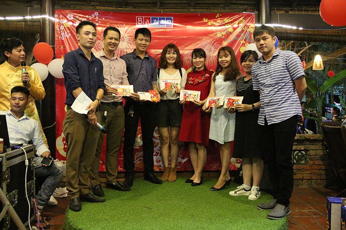 co-nen-to-chuc-year-end-party-khong