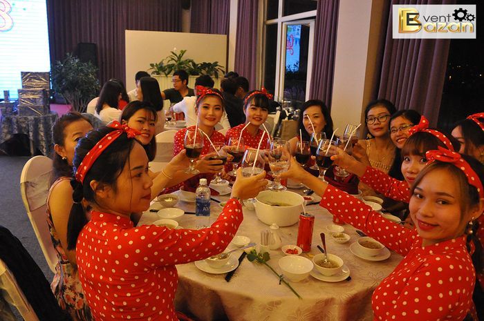 73967-tiec-cuoi-nam-700x465
