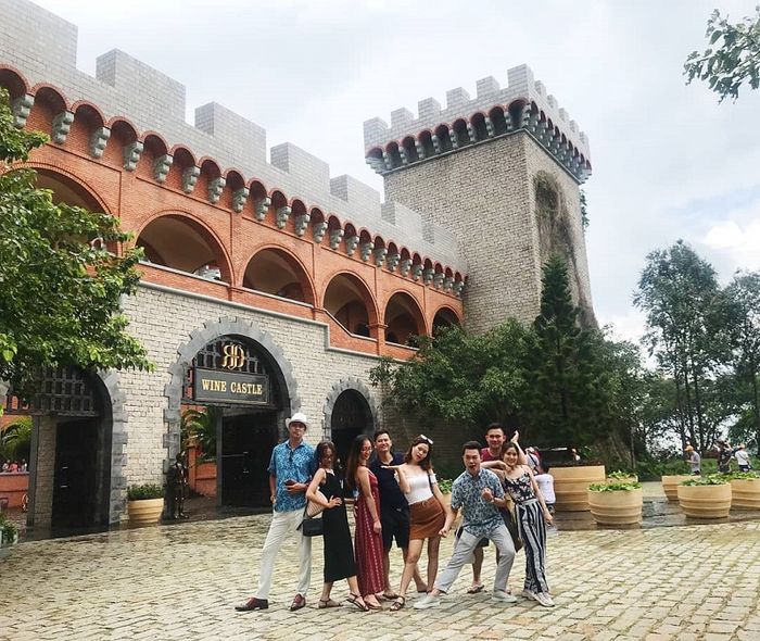 Lâu đài rượu vang thường xuất hiện trong tour của Saigon Tourist