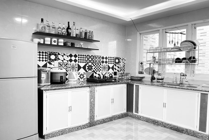 Khu bếp với đủ dụng cụ ở Em homestay