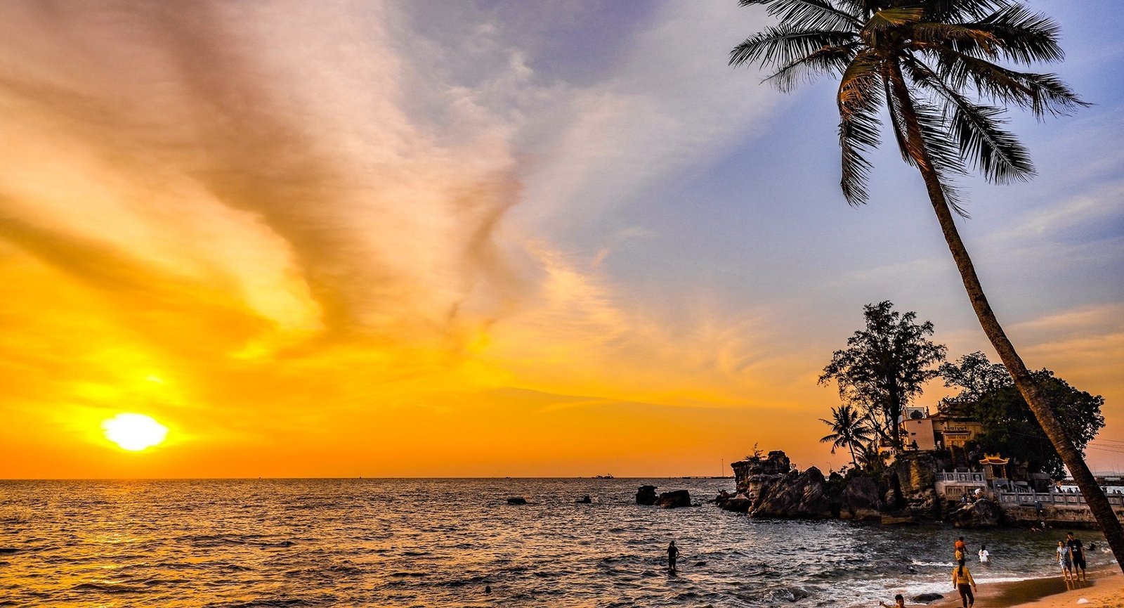 dinh cau beach banner