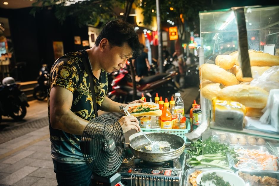 Hình ảnh ẩm thực đường phố tại Hội An với nhiều món ăn hấp dẫn, thể hiện trải nghiệm văn hóa và ẩm thực trong tour
