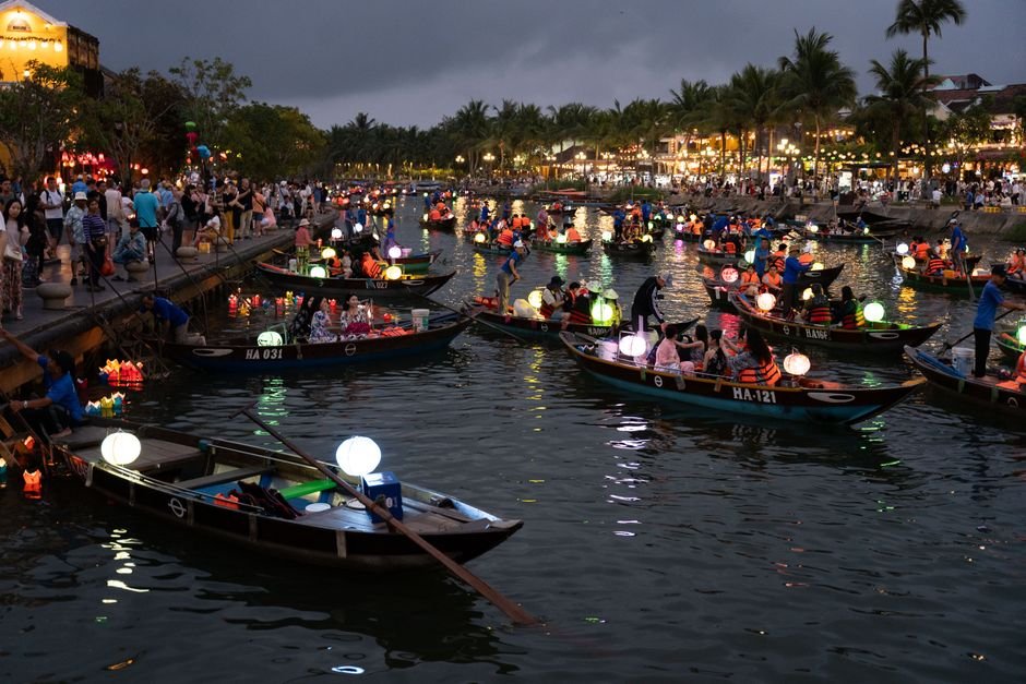 Khung cảnh phố cổ Hội An về đêm với hàng ngàn đèn lồng lung linh trên sông Hoài và những ngôi nhà cổ kính.