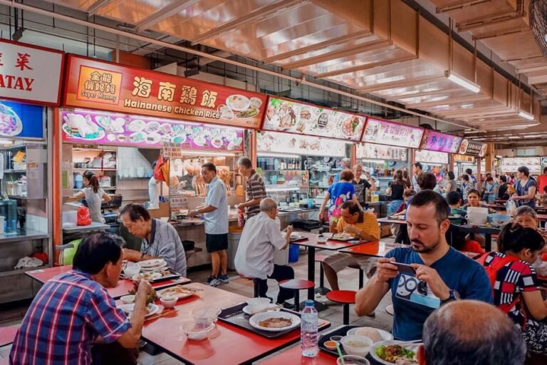 Ẩm thực đường phố Singapore tại trung tâm ẩm thực Hawker với các món ăn đặc trưng như Chili Crab và Laksa