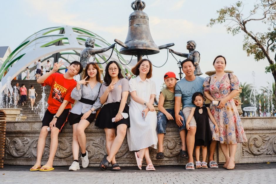Nhóm khách hàng vui vẻ chụp ảnh trước cổng Universal Studios Singapore trên đảo Sentosa