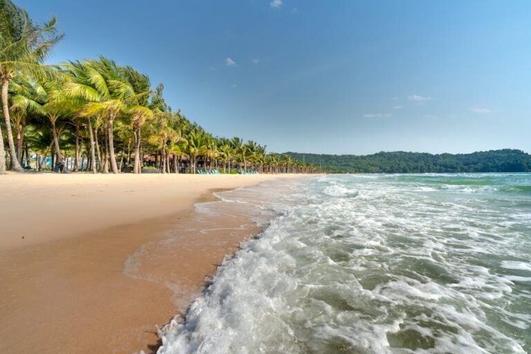Bãi biển Bãi Sao Phú Quốc với cát trắng mịn và nước biển trong xanh
