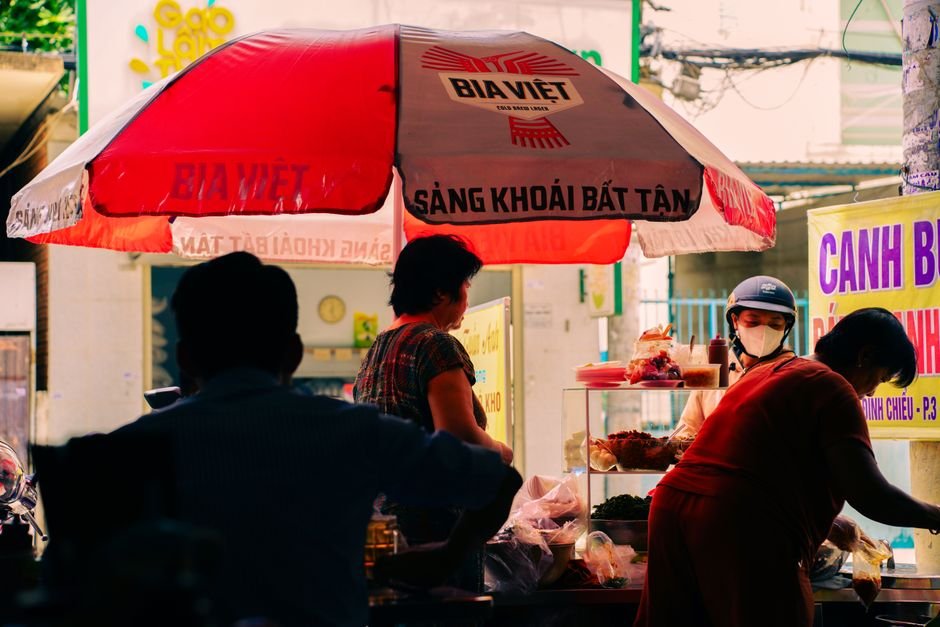 Tour du lịch Việt Nam tiết kiệm: Du khách khám phá chợ truyền thống sôi động tại Việt Nam