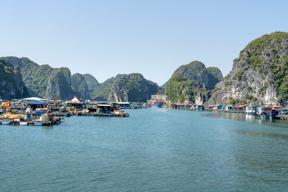 Các điểm đến đa dạng của Việt Nam: Vịnh Hạ Long, Phố cổ Hội An, chợ nổi miền Tây sông nước, minh họa cho tour du lịch nội địa của Nam Việt Travel.