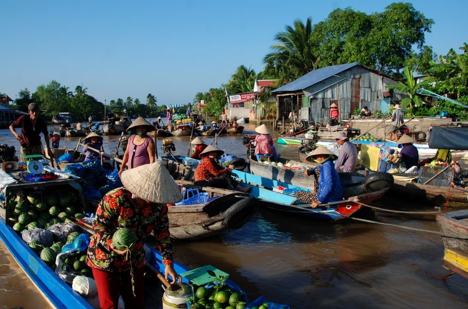 Chợ nổi Cái Răng tấp nập trên sông Mekong với thuyền bè đầy ắp trái cây, thể hiện nét văn hóa sông nước miền Tây