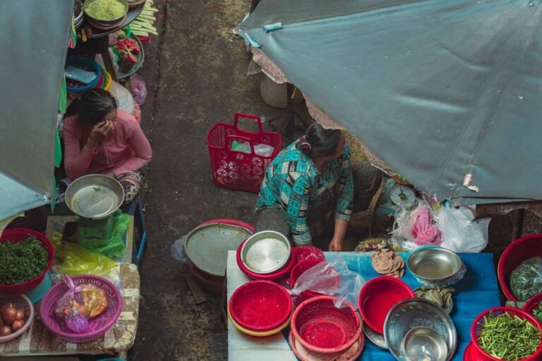 Chợ truyền thống Việt Nam với nhiều người bán và khách du lịch, thể hiện sự đa dạng văn hóa